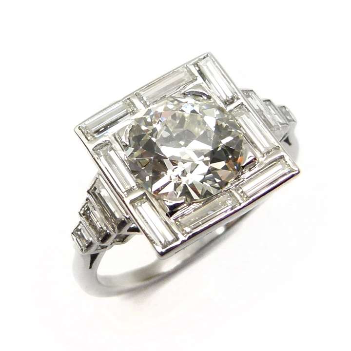 Art Deco brilliant diamond and baguette diamond square cluster ring, the old European cut diamond of 2.40ct.